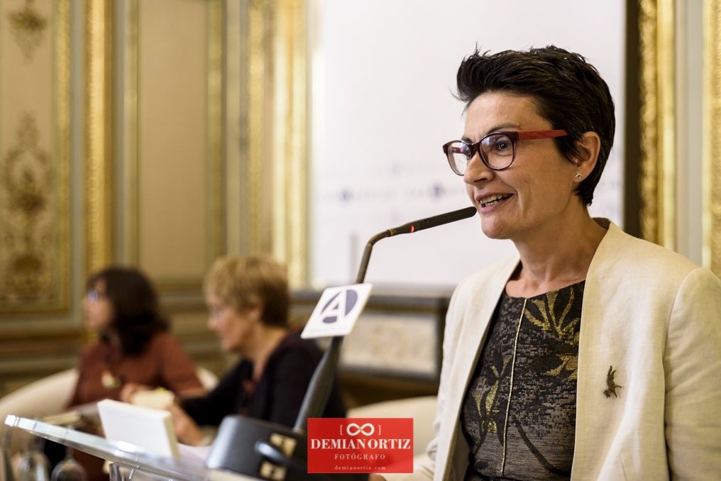 Ediciones La Palma (Colecc. EME) | Nuria Ruiz de Viñaspre presentando el acto.
