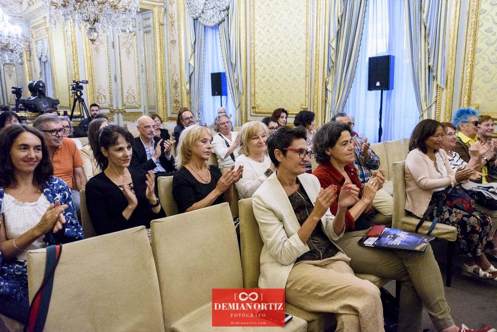 Ediciones La Palma (Colecc. EME) | Tras los destacados aplausos del público asistente se encontraban algunas artistas como María García Zambrano, Almudena Mora, María Ángeles Maeso y Pilar Martín Gila.