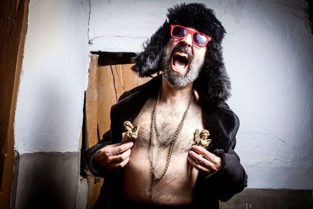 Retrato fotográfico del poeta y performer Tirso Priscilo Vallecillos realizado por el fotógrafo Demian Ortiz en el festival de poesía Voces del Extremo Valle del Jerte 2018.