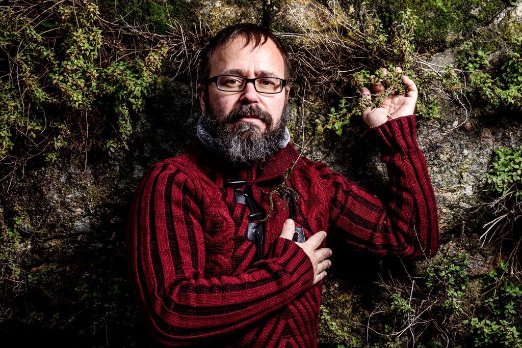 Retrato fotográfico del poeta gallego Carlos Da Aira realizado por el fotógrafo Demian Ortiz en el festival de poesía Voces del Extremo Valle del Jerte 2018.